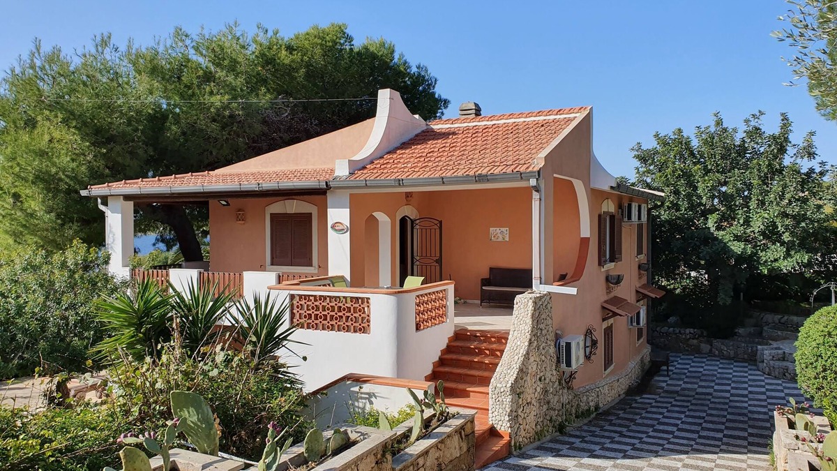 Plemmirio Villa | VILLA PLEMMYRIA. Semi-detached villa immersed in the greenery of the Plemmirio Marine Protected Oasis