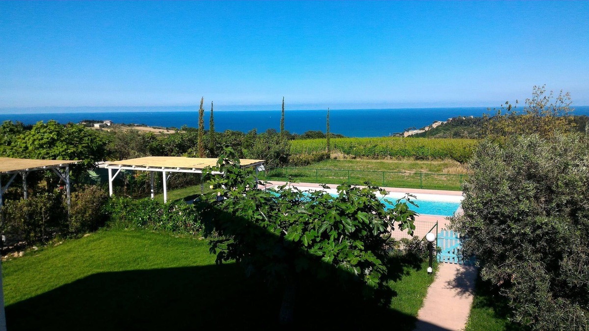 Cupra Marittima Villa | Villa pool garden sea-mountain view, family friendly, Wi-fi Air-co E.V. charge