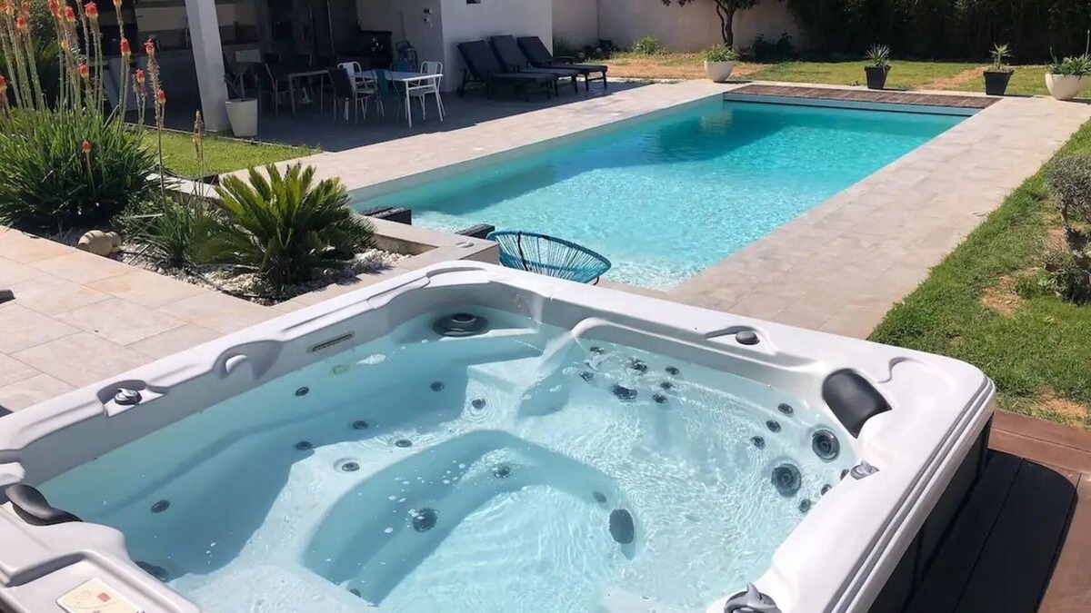 Gemenos Villa | Villa Pool Jacuzzi Pool House Petanque Provence all comfort