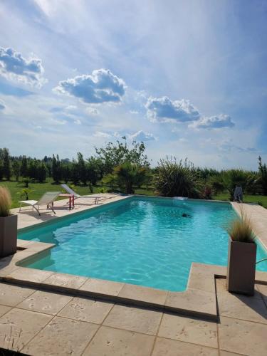 Albaron Villa | Villa provençale à Arles avec piscine privée et vue jardin.