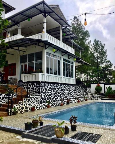 Sukaraja Villa | Villa Putih Alvaro