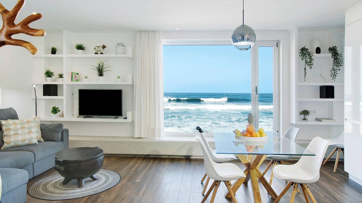 Arucas Villa | Villa "Quintanilla" with Direct Access to Beach, Sea Views & Wi-Fi