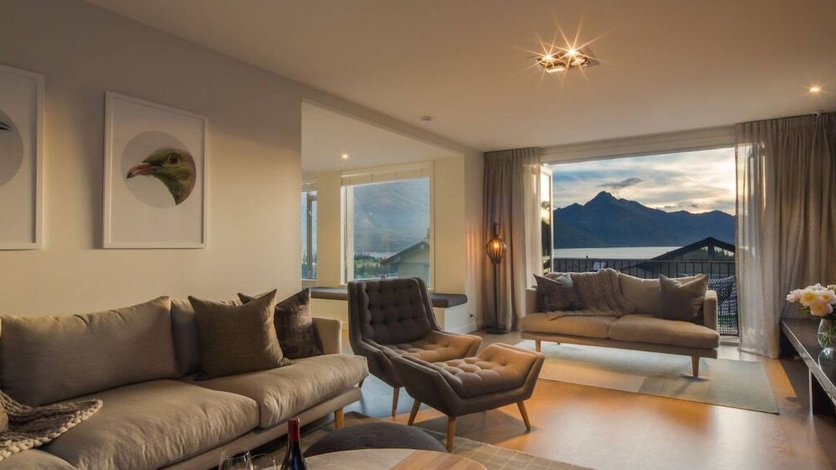 Queenstown City Centre Villa | Villa Ranui Hot Tub Free Parking Lake Views