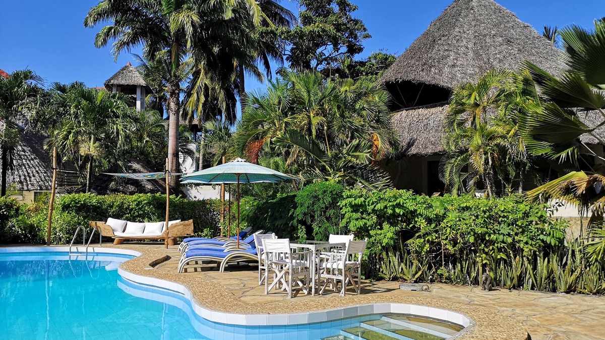 Galu Beach Villa | Villa Red, cozy decorated Villa @ 5" to Galu Beach