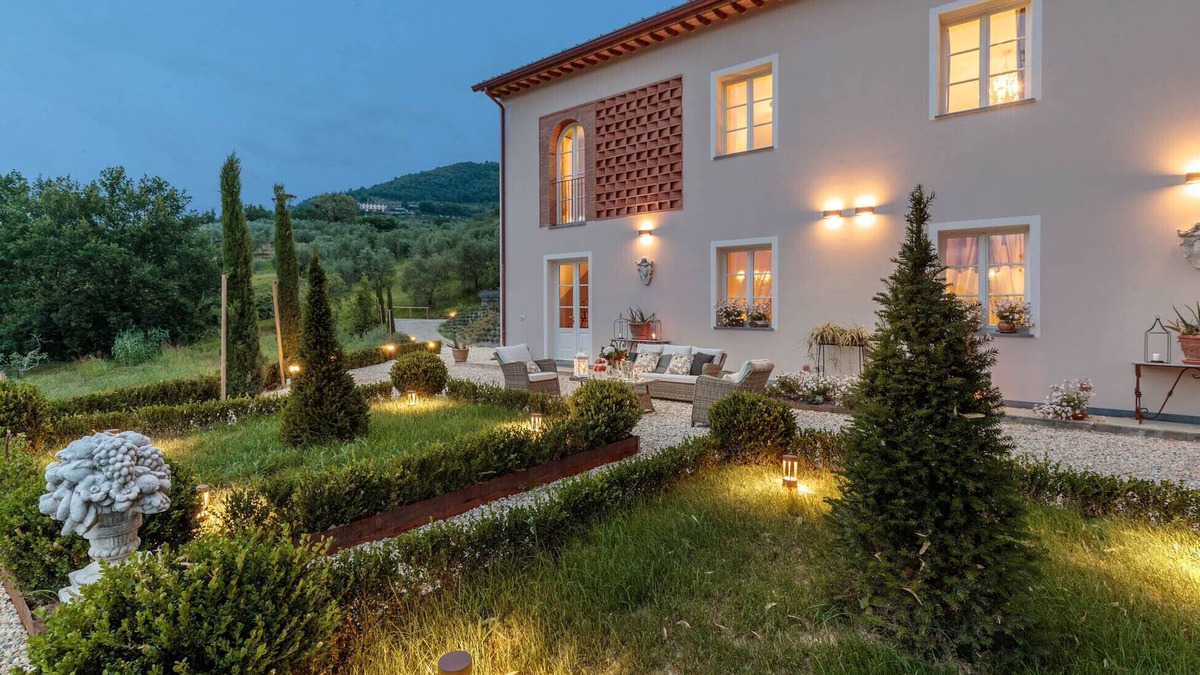 Lucca Villa | VILLA REGINA, 4 bedrooms and a luxury style among the vineyards by Lucca Town