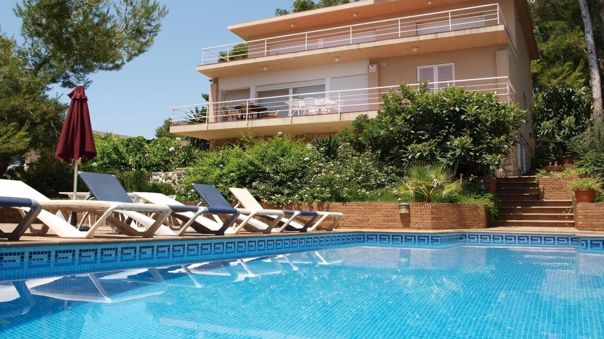 Cap de Salou Villa | Villa Regine. Salou. 100 beach, private pool, air conditioning ,wifi free, BBQ