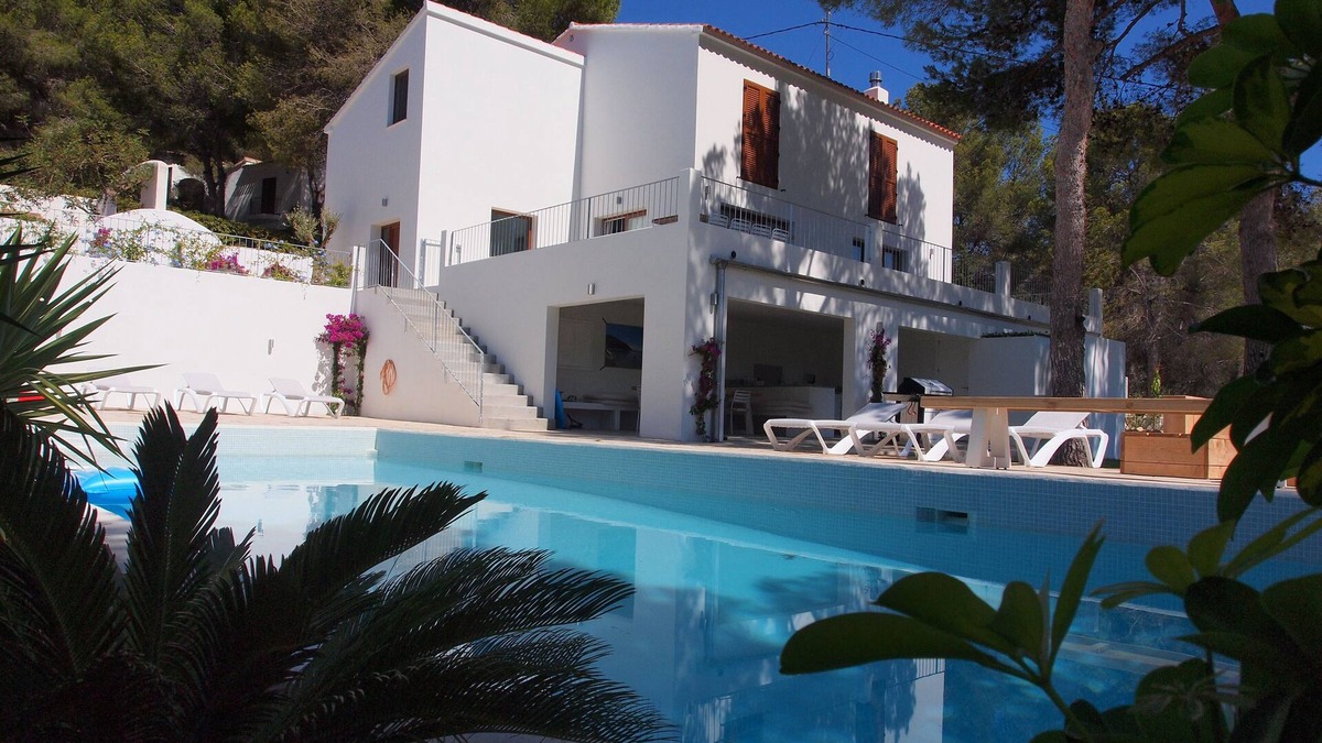 Arnella Villa | Villa Renate 5min walk sand beach Large Pool WiFi Airco 5 Bedrms 2 Kitchens