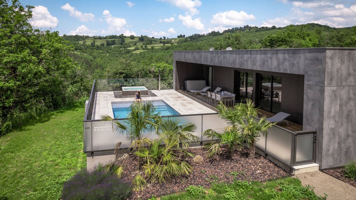 Espalion Villa | Villa Romana: Luxury and Relaxation with Private Pool and Exclusive Jacuzzi