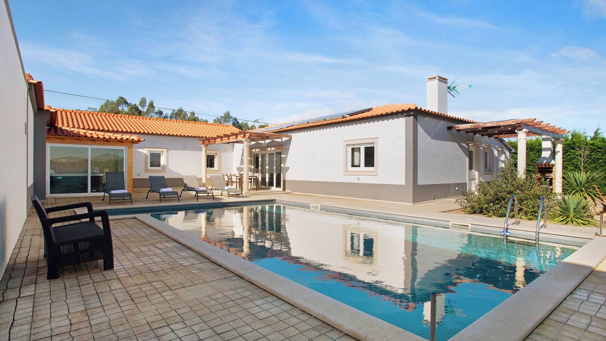 Caldas da Rainha Villa | Villa 'Rosa Com Piscina E Jacuzzi' with Mountain View, Wi-Fi and Air Conditioning