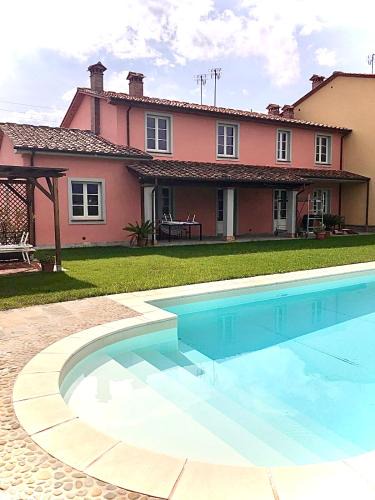 Montecarlo Villa | Villa Rosa