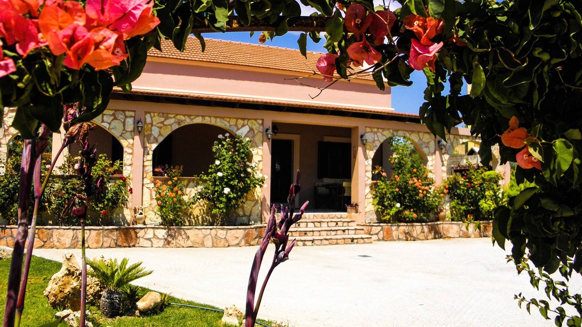 Gennadi Villa | VILLA ROSILA,CHARMING SPACIOUS HOME JUST A STROLL FROM GENNADI BEACH