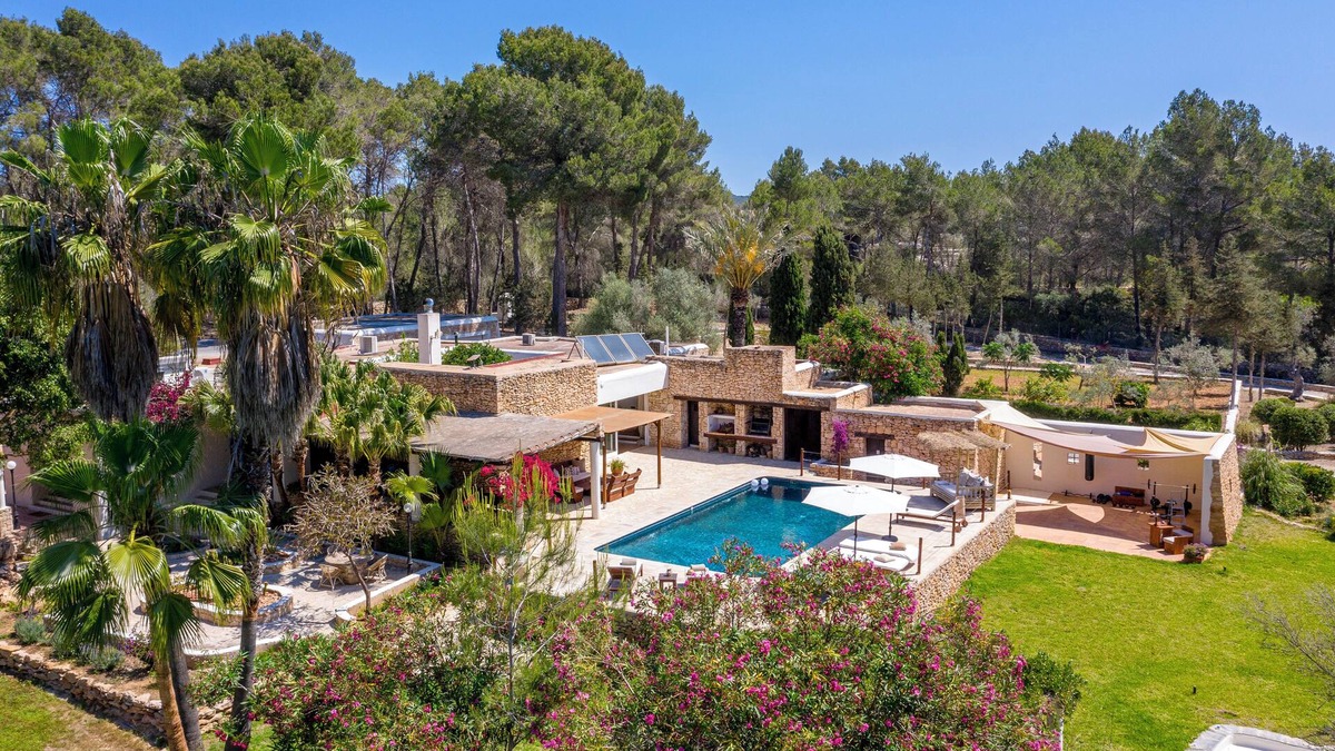 Santa Eulalia del Rio Villa | Villa Sa Tanca 6rooms ,in Puig d’en Valls, 6mins to IbizaTown, perfect for 12ppl