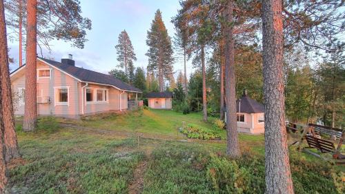 Taivalkoski Ski Chalet | Villa Salme lemmikkiystävällinen mökki Taivalkoskella Jokijärven rannalla