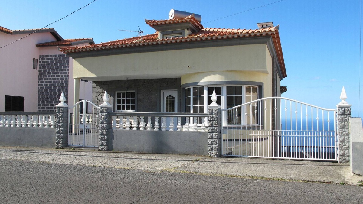 Lombo do Doutor House | Villa Santos, spacious, sleeps up to 8 , relaxed area, with an amazing sea view