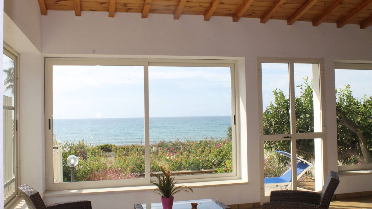 Marina di Modica Villa | Villa Sara, an air-conditioned veranda overlooking the sea.