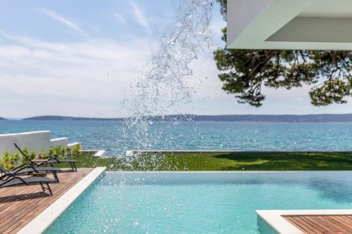 Kastela Villa | Villa Sea Star Luksuzna Vila uz More s Infinity Bazenom Kaštel Kambelovac