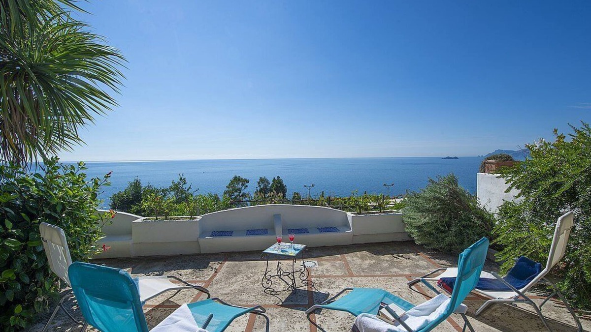 Praiano House | Villa Serafina: An elegant and welcoming two-story independent house which faces the sun and the sea, with Free WI-FI.