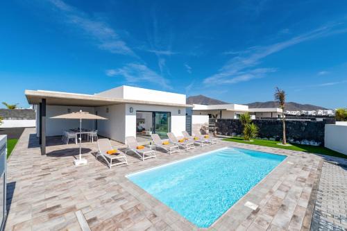 Playa Blanca Villa | Villa Sibisse by Villa Plus