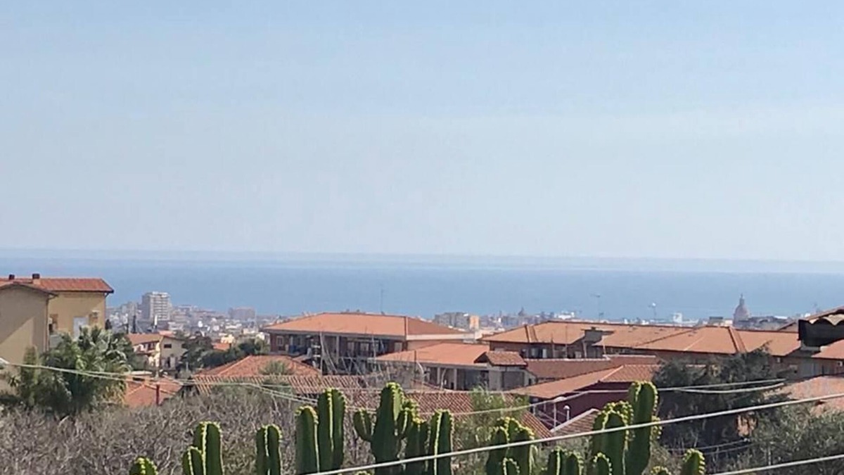 Catania Villa | Villa Sicilia is surrounded by greenery with free reserved indoor parking