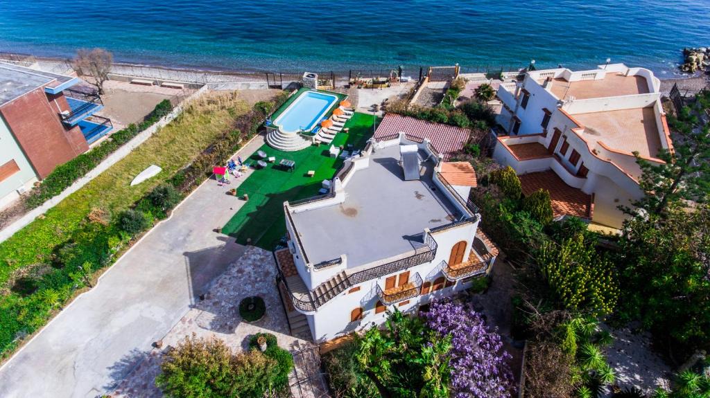 Casteldaccia Villa | Villa Silvia by Ville in Palermo