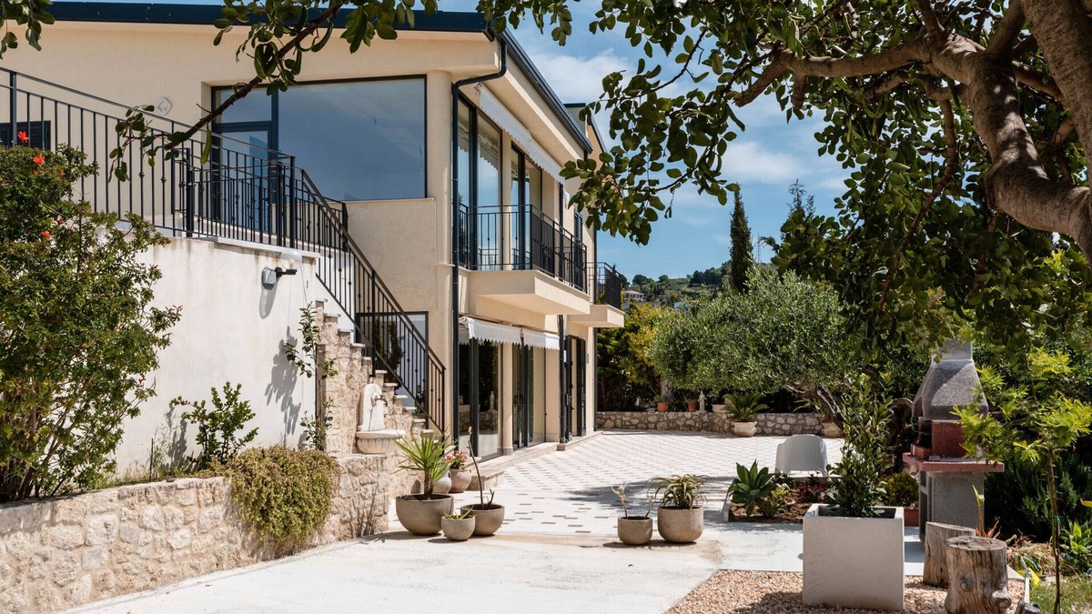 Favara Villa | Villa 'Simona with Garden' with Sea View, Wi-Fi and Air Conditioning