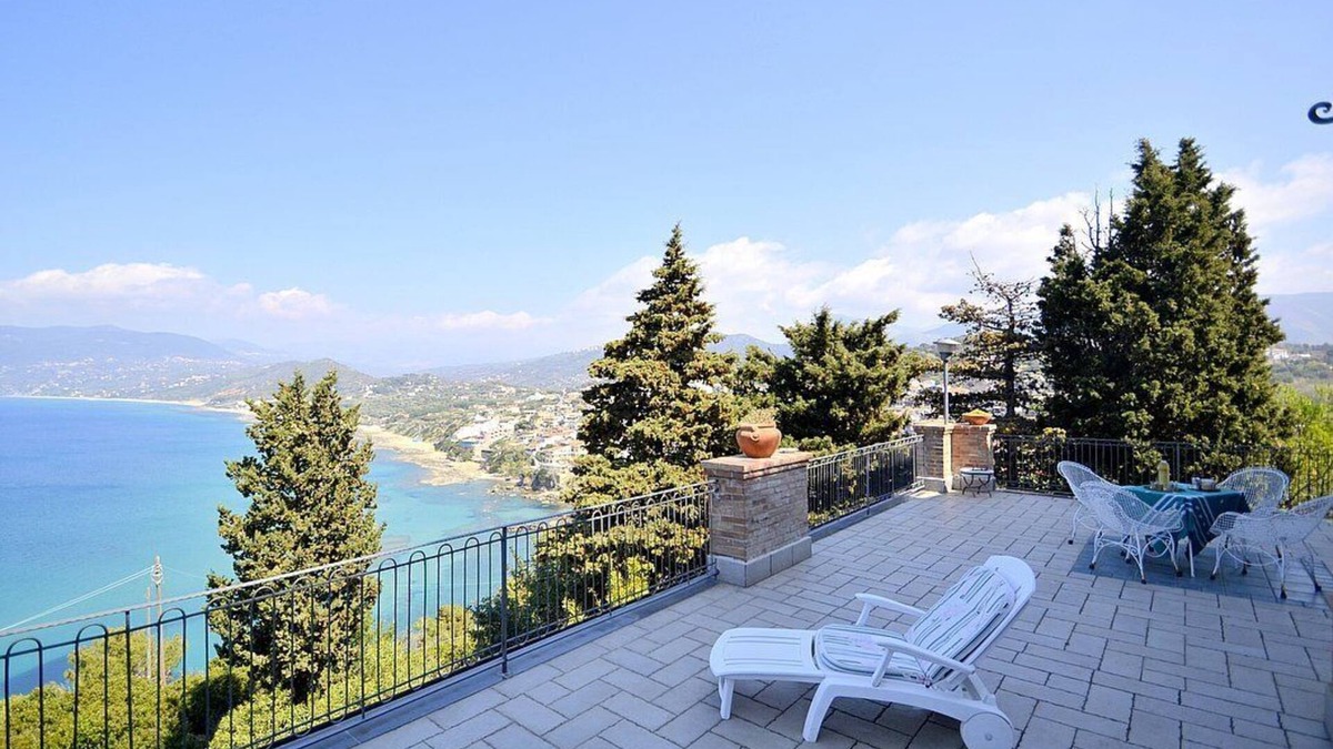 Palinuro House | Villa Simpatia B: A characteristic and welcoming apartment situated at a short distance from the beach, with Free WI-FI.