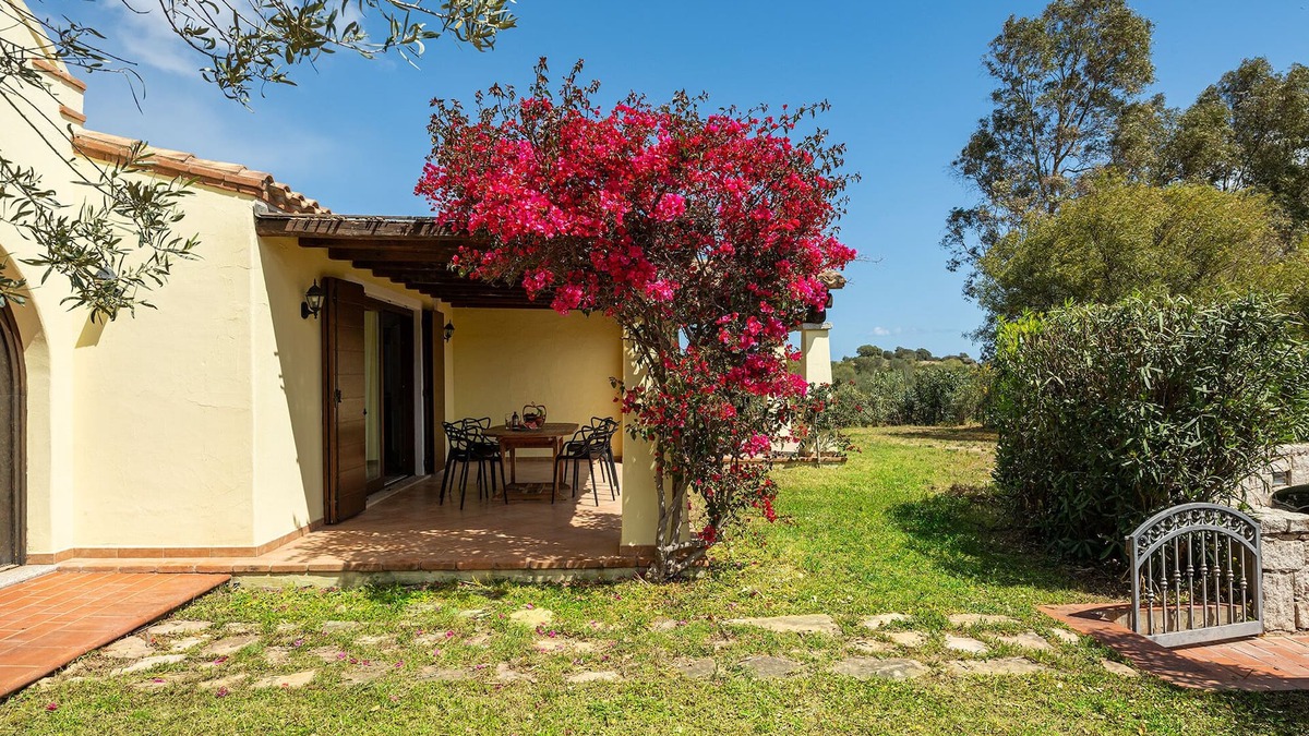 Sant'Elmo Villa | Villa Sintzula – Garden & 500m Walk to Beach