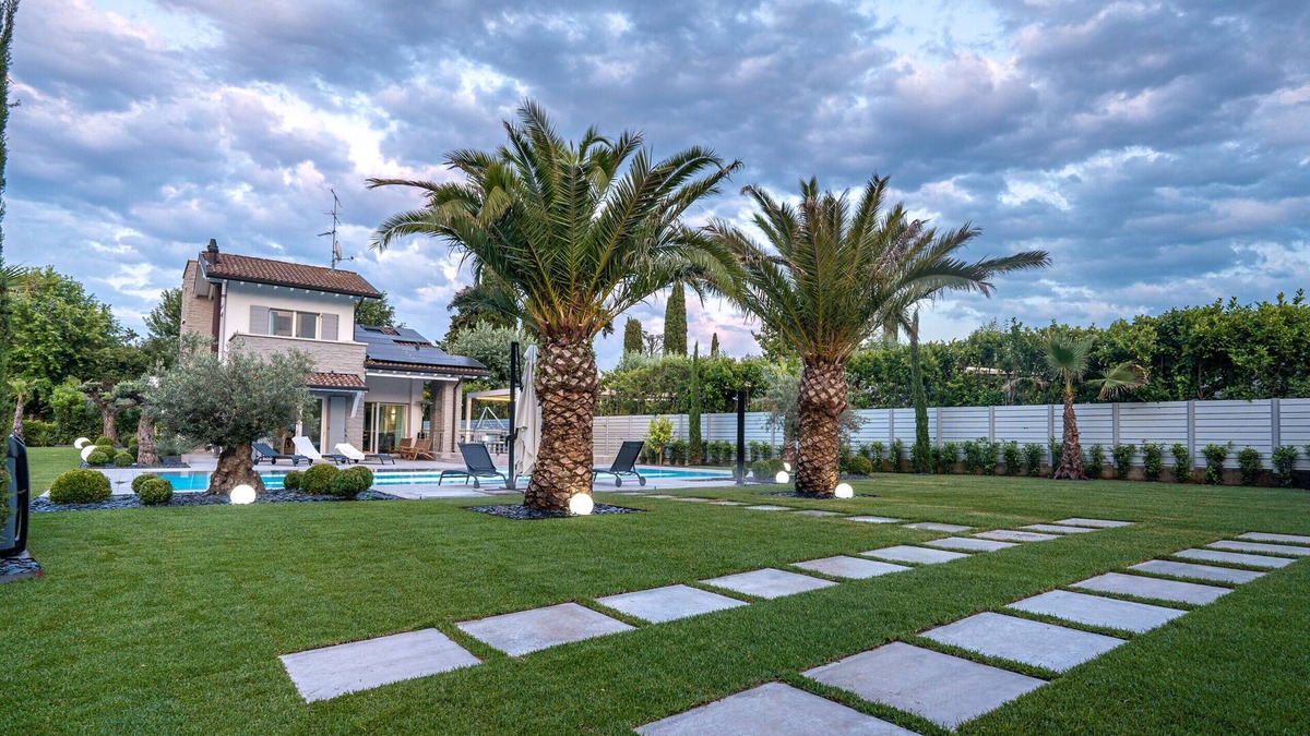 San Benedetto di Lugana Villa | Villa "Sirmione Lakefront" with Lake View, Private Heated Pool and Wi-Fi