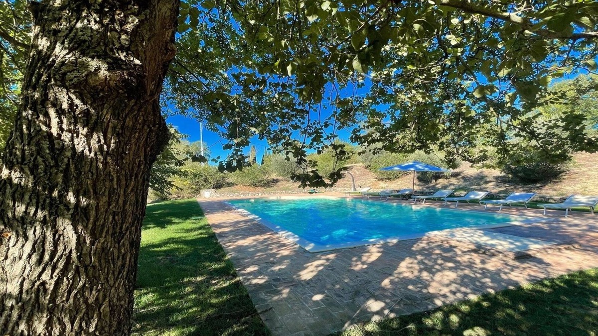Loreto Villa | villa sleeps 10 - beautiful gardens - lavish pool - kiddies playground - wifi