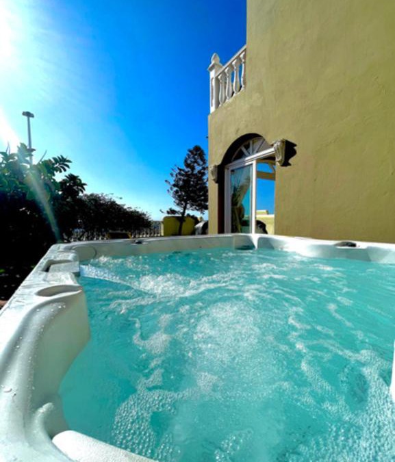 Arenas del Mar Villa | Villa - Sleeps 4 - Jacuzzi - Garden - Pet friendly
