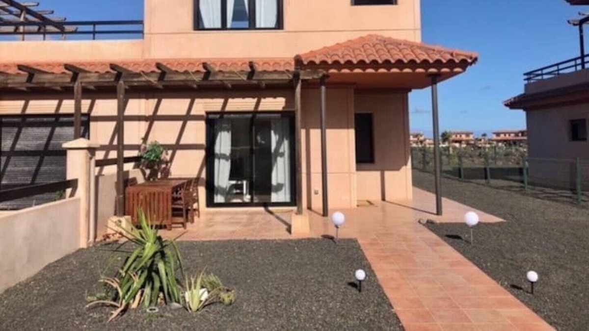 La Oliva Villa | Villa, sleeps 4, on a family friendly complex, popular surfing beaches.