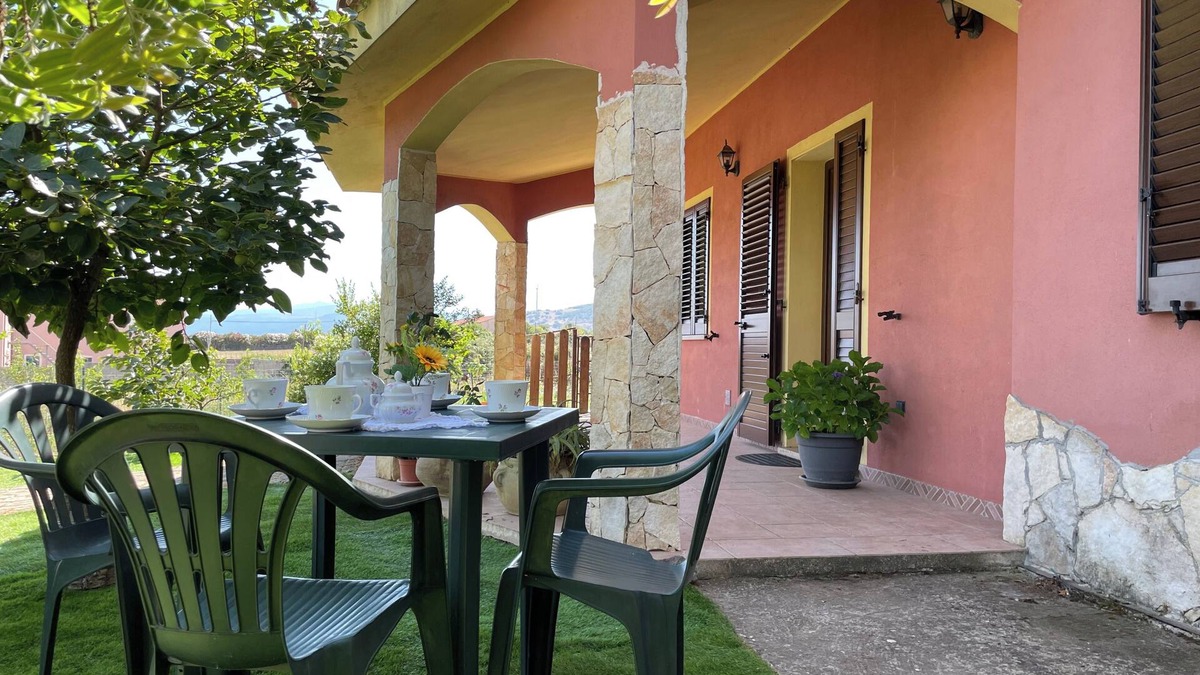 Erula House | Villa-Sleeps4-Parking-Garden-Barbecue