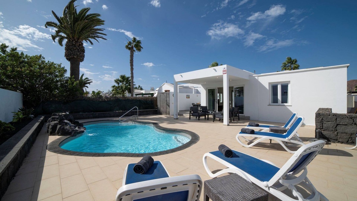 Yaiza Villa | Villa Solace Blanca | Playa Blanca | Stylish Comfort | Prime Location | Heated.