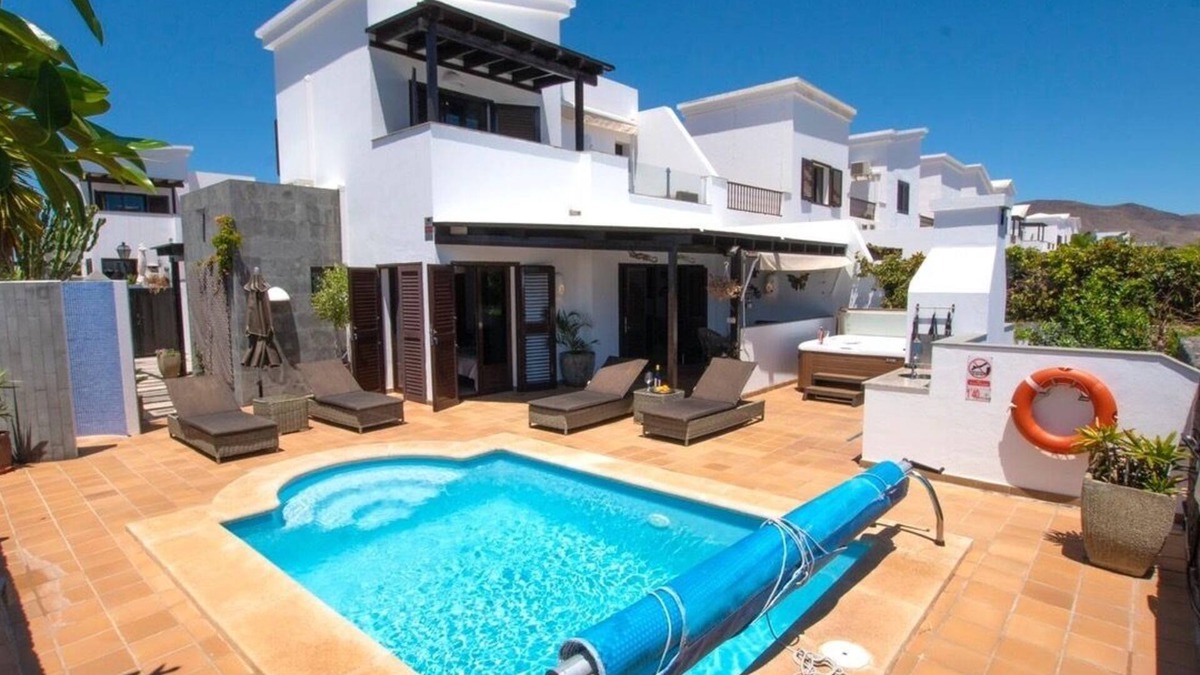 Playa Blanca Villa | Villa Solsidan with Pool, Jacuzzi, high speed internet,15 minutes from Marina
