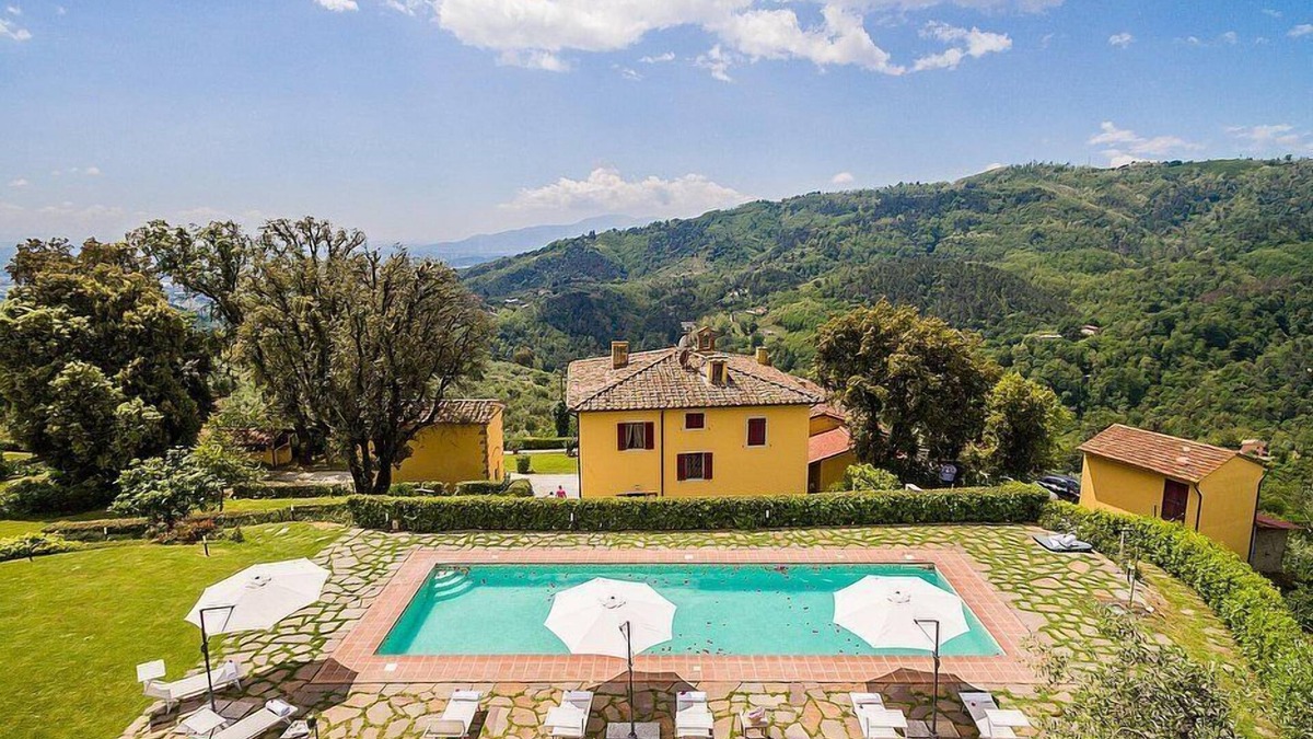 Massa e Cozzile Villa | Villa Splendente: A charming three-story historical villa located in an isolated position, on the slopes of a hill which is covered with olive groves, with Free WI-FI.