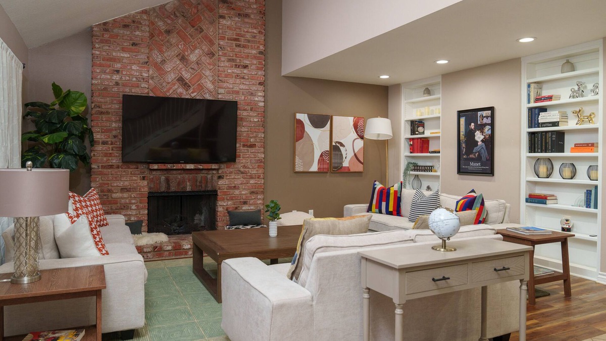 Valencia House | Villa Style House in Santa Clarita