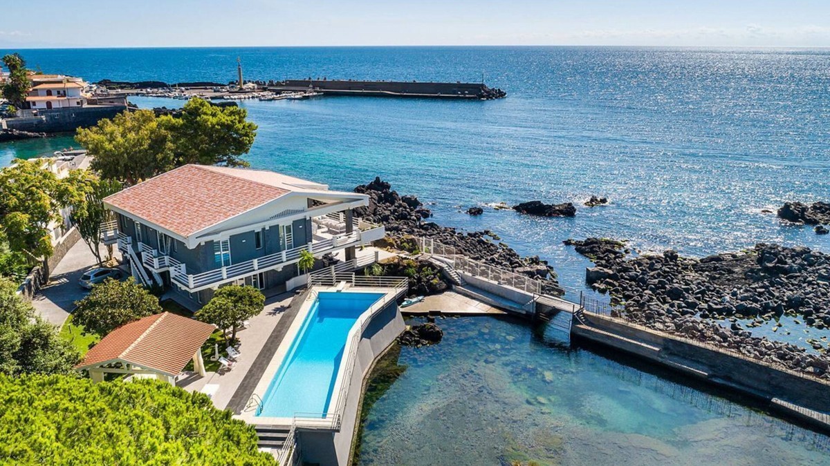 Stazzo Villa | Villa Sul Mare - Eight Bedroom Villa, Sleeps 16