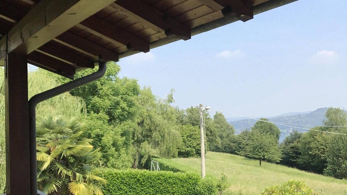 Pisano Villa | Villa surrounded by greenery overlooking Lake Maggiore