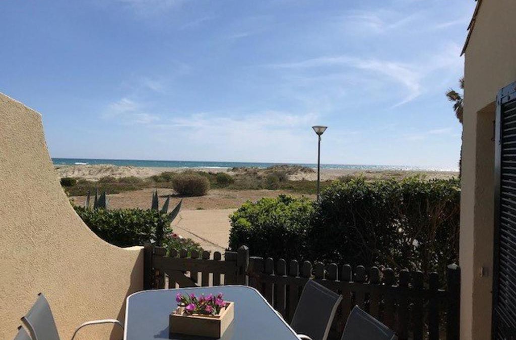 Port Leucate Villa | Villa T2, 4 pers, face à la mer, terrasse, parking privé, à 400m des commerces, plage devant! - FR-1-81-462