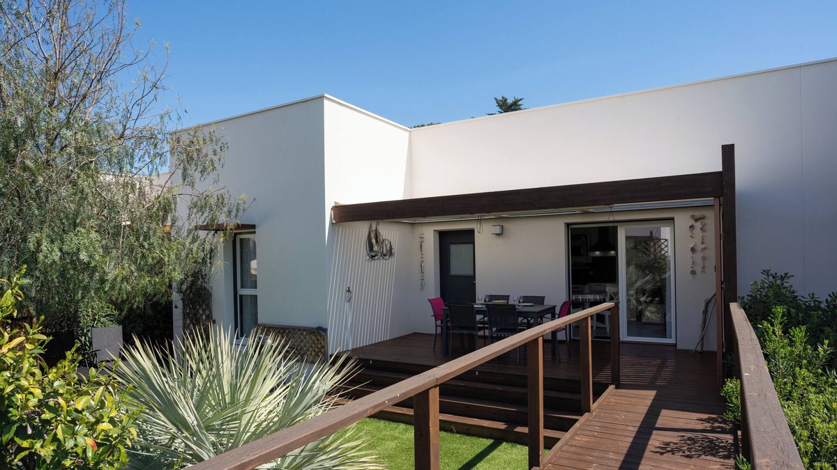 Vias Villa | Villa T3 à 400m de la plage avec piscine