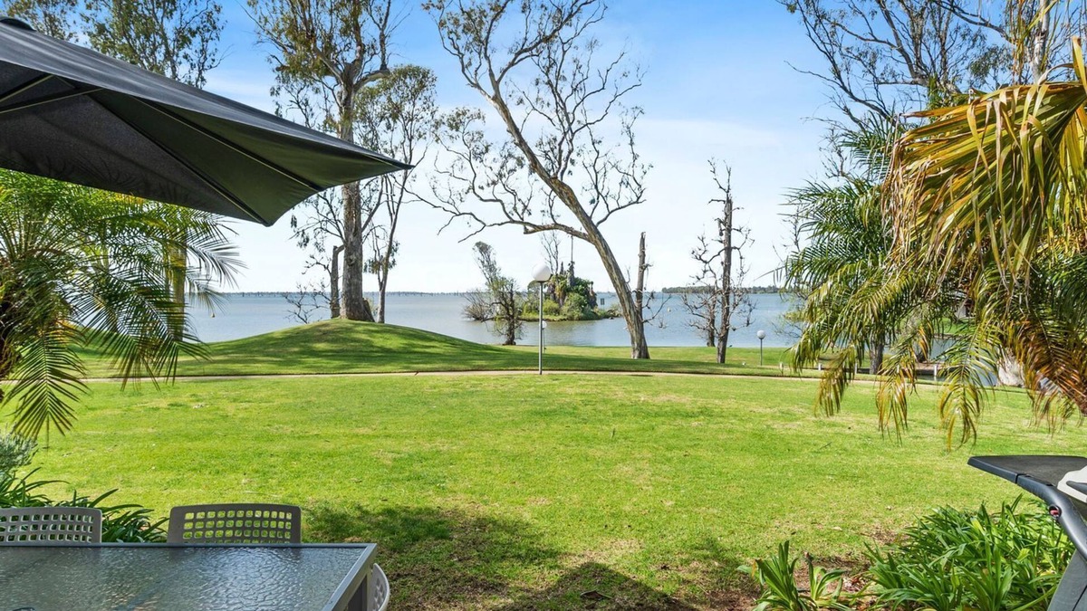 Mulwala Villa | Villa Tarni Unit 7 Lake Mulwala frontage and short walk to all clubs