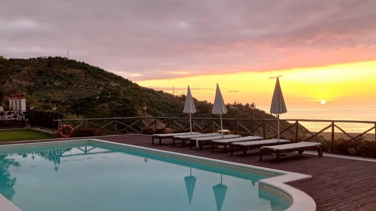 Capri Leone Bed & Breakfast | Villa Tecla - villa for 8 with pool & sea view