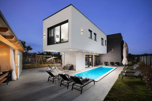 Medulin Villa | Villa Tiki in Medulin for 16 person with heated pool & sauna only 1 km from the beach