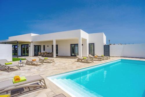 Playa Blanca Villa | Villa Tirma by Villa Plus