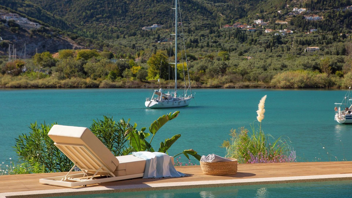 Geni Villa | Villa Unalome – Seafront Luxury in the Picturesque Bay of Vlicho