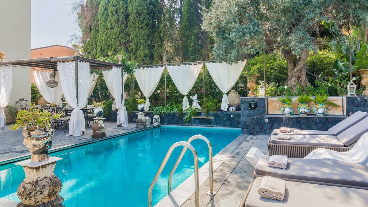 Taormina Villa | Villa Urbis, luxury villa in the heart of Taormina with swimming pool & jacuzzi.