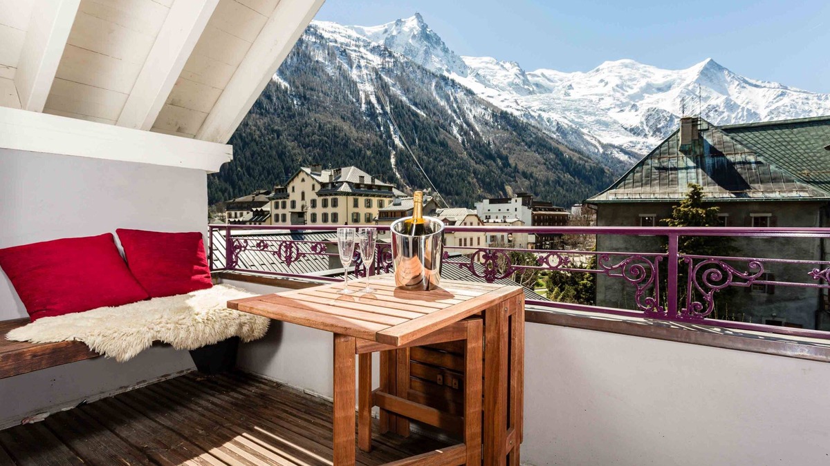 Chamonix City Centre Cottage | Villa Vallet Apartment - an apartment that sleeps 6 guests in 3 bedrooms
