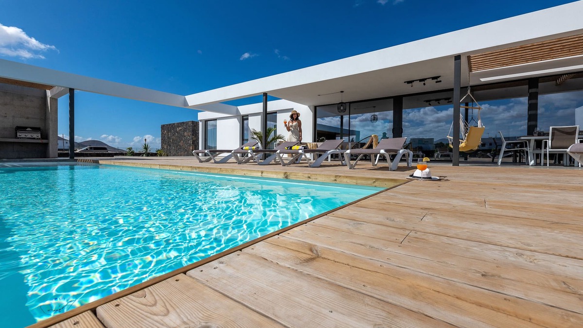 Lajares Villa | Villa Ventura in Lajares - Modern villa with heated pool for 10 people