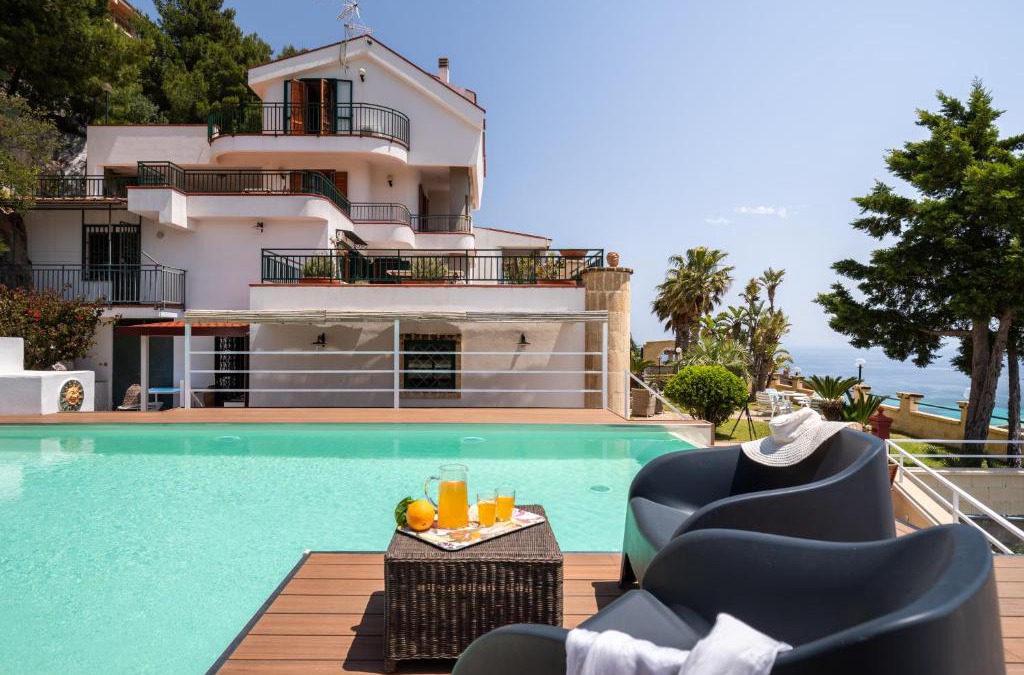 Partanna Villa | Villa vista mare con piscina privata a Mondello