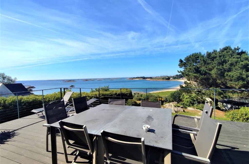 Trebeurden Villa | Villa vue mer avec terrasse de 50m2 donnant sur la plage de Goas Treiz à TREBEURDEN Ref-674